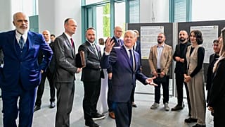 Олаф Шольц и премьер-министр Албании Эди Рама встречаются с представителями молодёжного форума и гражданского общества во время саммита Берлинского процесса, 14 октября 2024 г