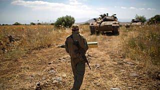 جندي إسرائيلي، بالقرب من معبر القنيطرة الحدودي في مرتفعات الجولان التي تسيطر عليها إسرائيل، يوم الأحد 22 يونيو/حزيران 2014. 