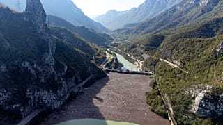 Luftaufnahme von Abfällen, die durch Erdrutsche, sintflutartige Regenfälle und Sturzfluten am Damm des Flusses Neretva in Grabovica, Bosnien, festsitzen, Sonntag, 13. Oktober 2024.