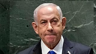 İsrail Başbakanı Benjamin Netanyahu, 27 Eylül 2024 Cuma günü Birleşmiş Milletler Genel Kurulu'nun 79. oturumunda yaptığı konuşmanın ardından dinleyicilerin alkışlarını dinliyor. 