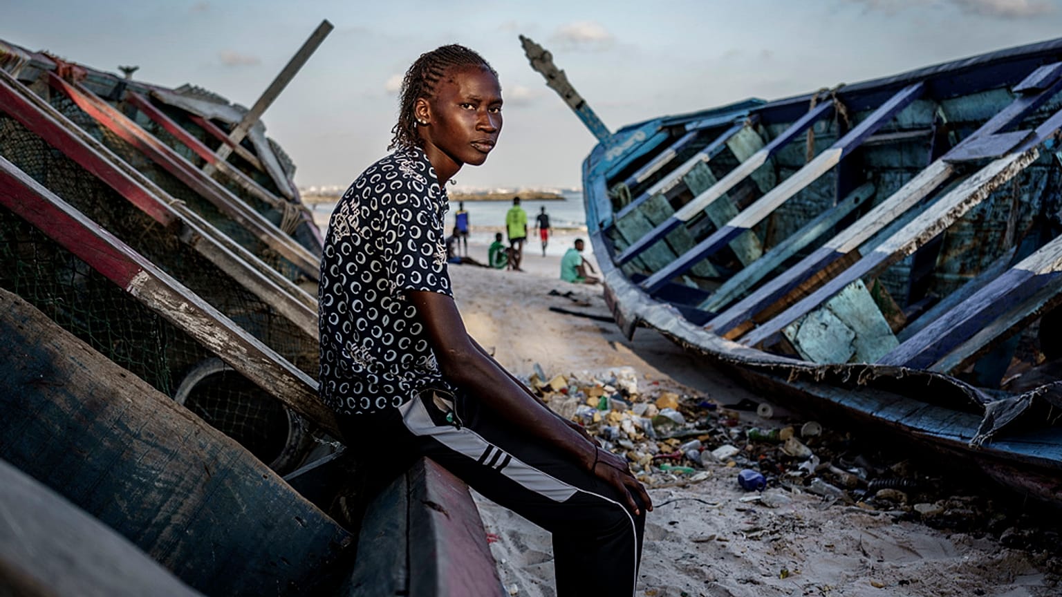 A 28 Salamba Ndiaye 2024. augusztus 23-án a szenegáli tengerparton, ahonnan a Kanári-szigetekre akar átkelni