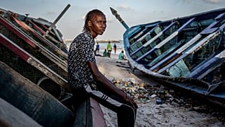 A 28 Salamba Ndiaye 2024. augusztus 23-án a szenegáli tengerparton, ahonnan a Kanári-szigetekre akar átkelni