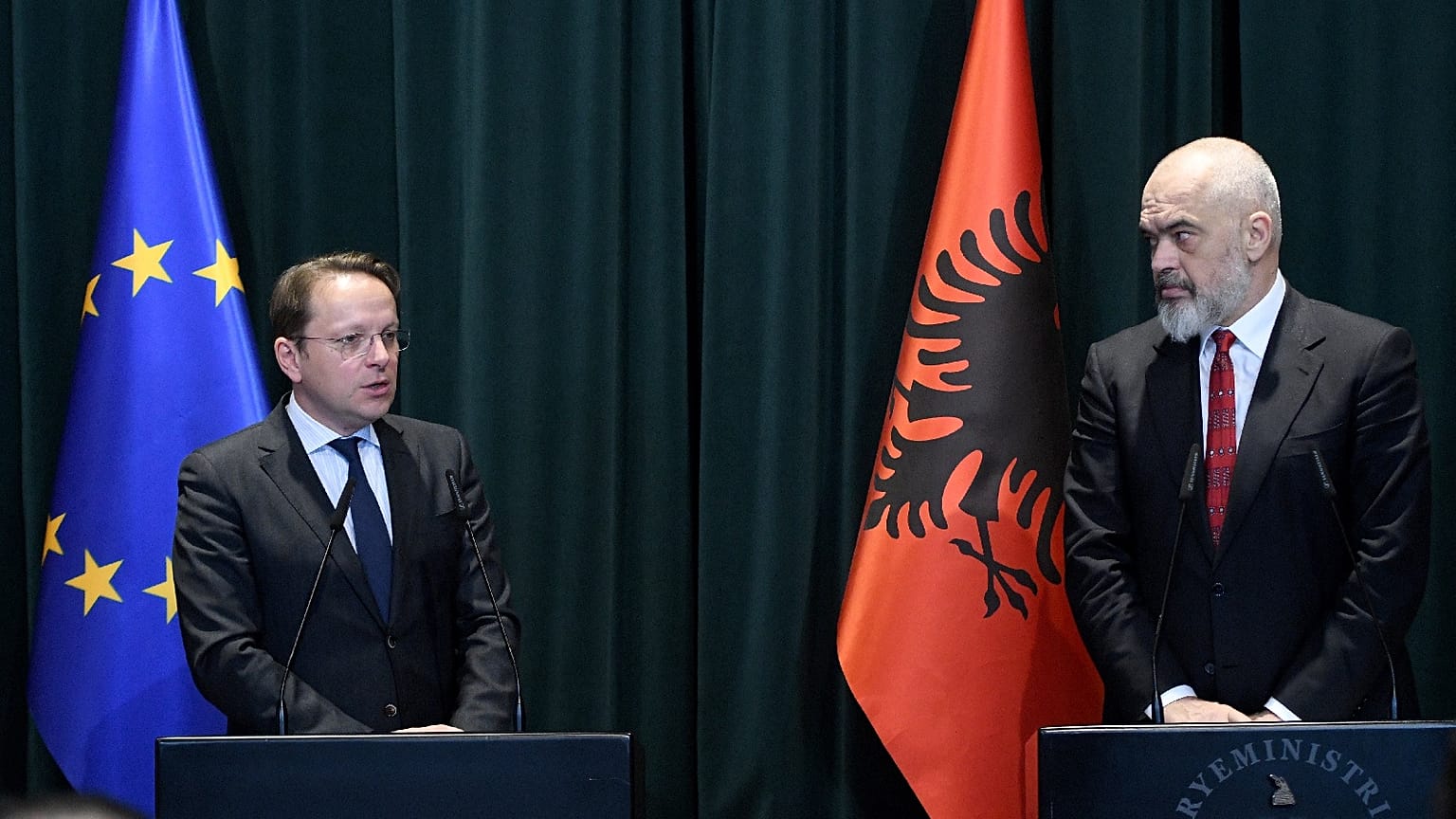 Olivér Várhelyi, comisario europeo de Ampliación (izq.), y Edi Rama, primer ministro albanés, en Tirana, Albania, en enero de 2020.