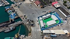 Das im Hafen von Shengjin, Nordwestalbanien, eingerichtete Aufnahmezentrum für Migranten während einer Bauphase (25. Juli 2024)