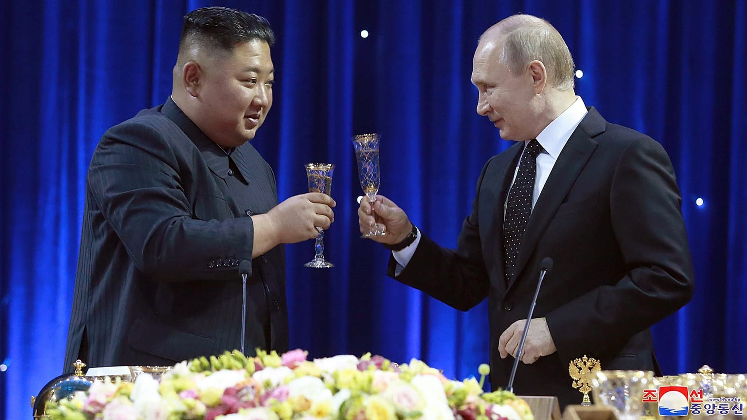 Kim Dzsongun és Vlagyimir Putyin koccintanak 2019-ben Vlagyivosztokban