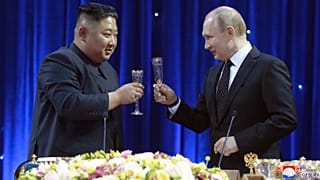 Kim Dzsongun és Vlagyimir Putyin koccintanak 2019-ben Vlagyivosztokban