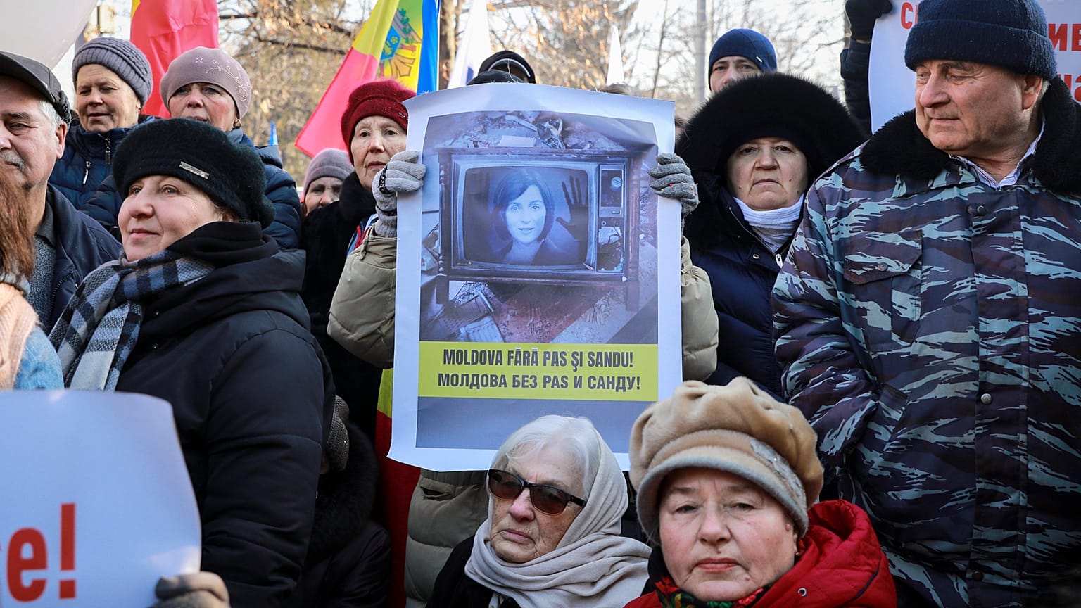 Uma mulher segura uma faixa com o presidente do país, Maia Sandu, onde se lê "Moldávia sem PAS e Sandu", durante um protesto em Chisinau, Moldávia, quinta-feira, 1 de fevereiro de 2024.