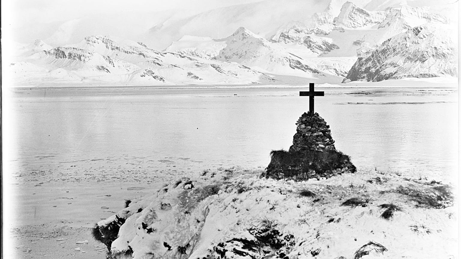 Ahşap haç, Güney Georgia'da, Grytviken yakınlarındaki King Edward Point'te yaklaşık bir asır boyunca durdu.
