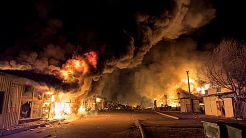 Un marché local brûle après une frappe russe à Mykolaïv, en Ukraine, 15 octobre 2024