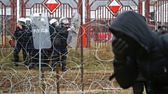 Soldati polacchi  dall'altra parte del filo spinato durante gli scontri coi migranti al confine bielorusso-polacco vicino a Grodno, 2021