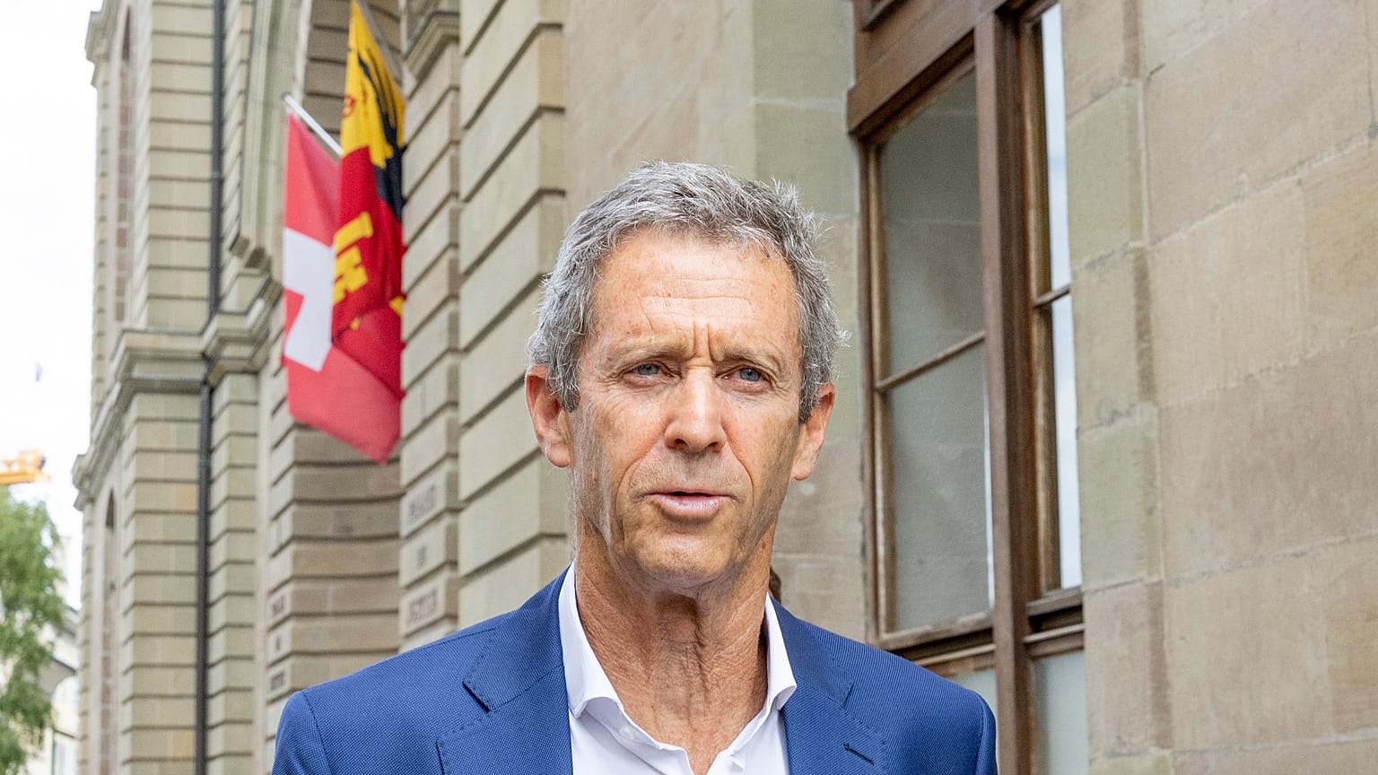 İsrailli iş adamı Beny Steinmetz Cenevre'de bir adliye binasının önünde, 6 Eylül 2022