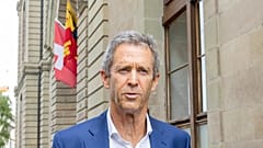 İsrailli iş adamı Beny Steinmetz Cenevre'de bir adliye binasının önünde, 6 Eylül 2022