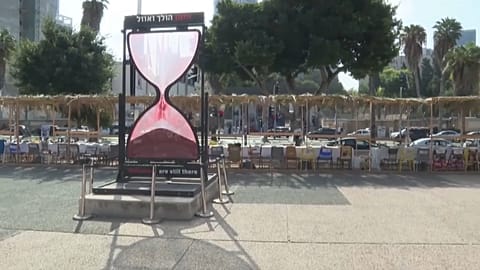 Un abri traditionnel est érigé à Tel-Aviv pour souligner la situation critique des otages à Gaza