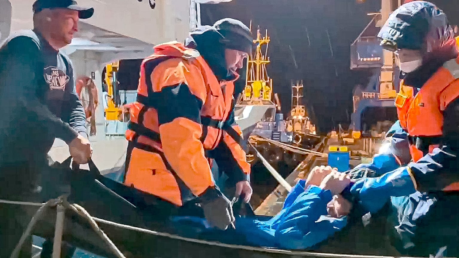 Russische Rettungskräfte ziehen Mikhail Pichugin an Land, nachdem er nach 67 Tagen im Ochotskischen Meer von einem Fischereifahrzeug gerettet wurde, 15. Oktober 2024