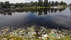 Aguas residuales entran en un tanque de depuración biológica en la planta de MM San Rocco en Milán, Italia, La UE se enfrenta a una batalla al alza para limpiar sus lagos y ríos antes de 2027