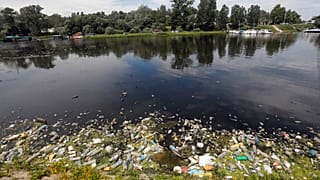 As águas residuais entram num tanque de purificação biológica na fábrica MM San Rocco em Milão, Itália, A UE enfrenta uma batalha ascendente para limpar os seus lagos e rios até 2027