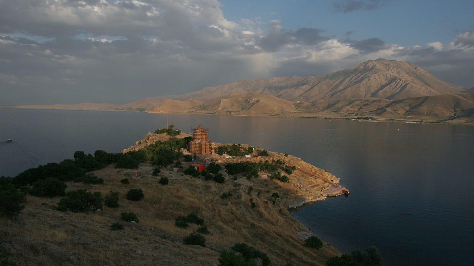 Van Gölü üzerindeki tarihi Akdamar Kilisesi'nin görünümü, 23 Haziran 2005