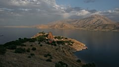 Van Gölü üzerindeki tarihi Akdamar Kilisesi'nin görünümü, 23 Haziran 2005