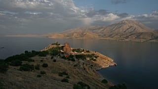 Van Gölü üzerindeki tarihi Akdamar Kilisesi'nin görünümü, 23 Haziran 2005