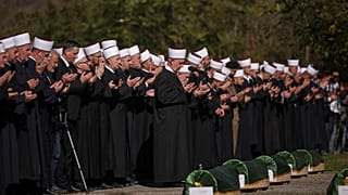 تقدم علماء الدين المسلمون المشاركين في جنازة 19 شخصا لقوا مصرعهم في الفيضانات التي ضربت جابالانيكا في البوسنة والهرسك.