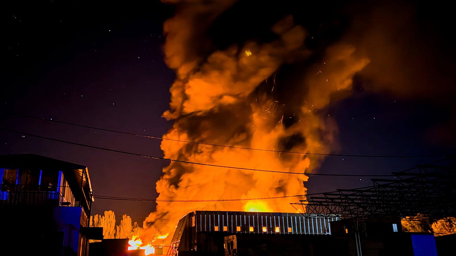 Bei russischen Angriffen auf den Süden der Ukraine sind in den letzten Tagen mindestens drei Zivilisten getötet und Dutzende weitere verletzt worden. 