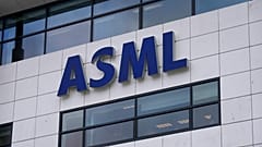 Yarı iletken üretim ekipmanlarının önde gelen üreticilerinden ASML'nin logosu Hollanda'nın Veldhoven kentindeki merkez ofisinde görülüyor, 30 Ocak 2023