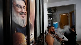 Ливанcкий беженец рядом с фотографией убитого лидера "Хезболлах" Насраллы в пригороде Дамаска, 15 октября 2024 г.