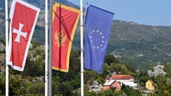Zászlók lobogtak félárbocra eresztve a támadás helyszíne előtt a montenegrói Podgoricától mintegy 30 kilométerre nyugatra fekvő Cetinjében szombaton, 2022. augusztus 13-án.