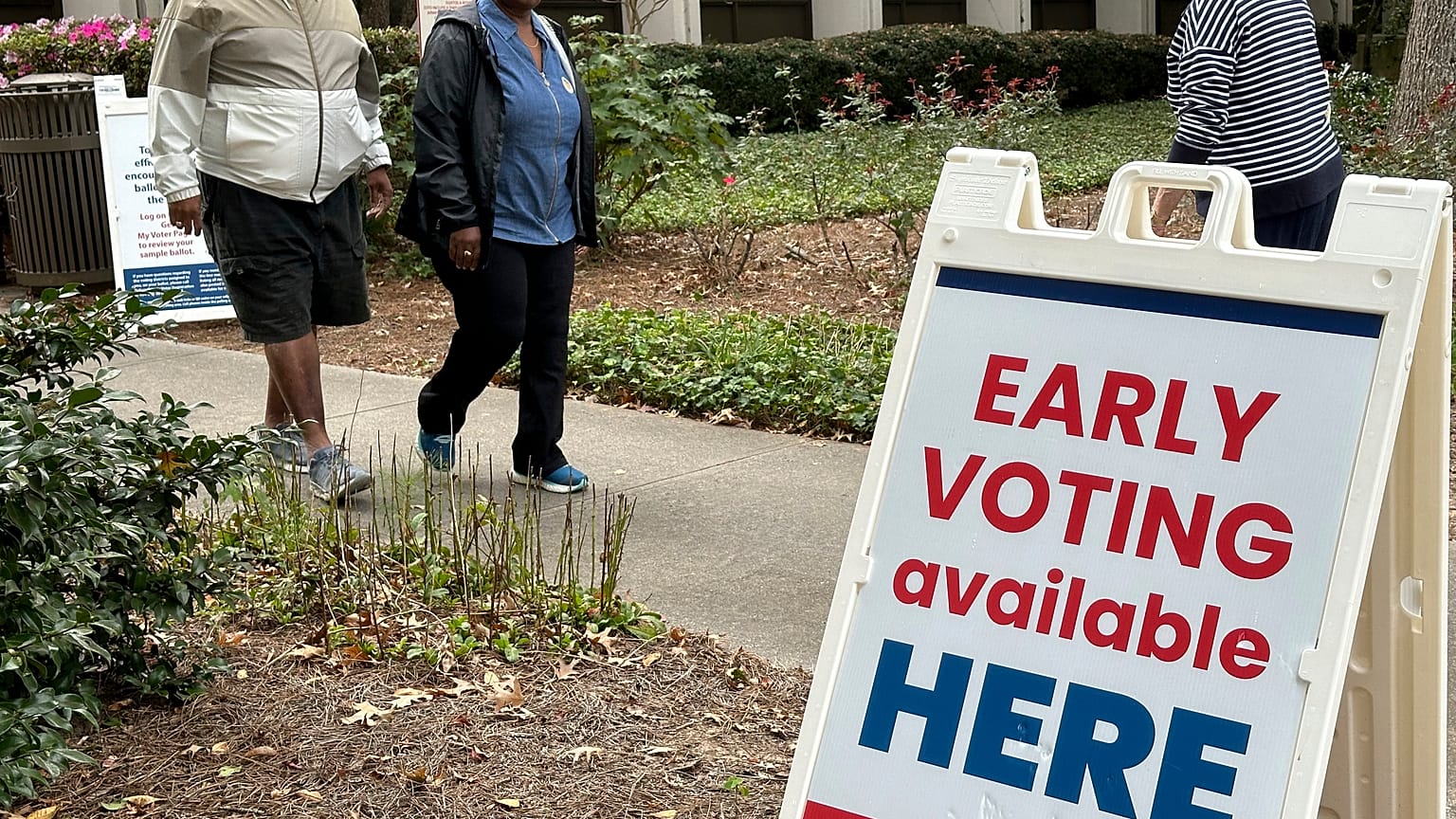 Des personnes quittent le bureau de vote de Sandy Springs, dans la banlieue d'Atlanta, le mardi 15 octobre 2024, premier jour du vote anticipé en personne en Géorgie.