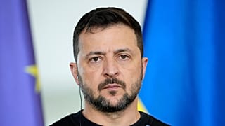 Der ukrainische Präsident Volodymyr Zelenskyy schaut den Medien neben Bundeskanzler Olaf Scholz im Kanzleramt in Berlin, Deutschland, Freitag, 11. Oktober 2024, zu.