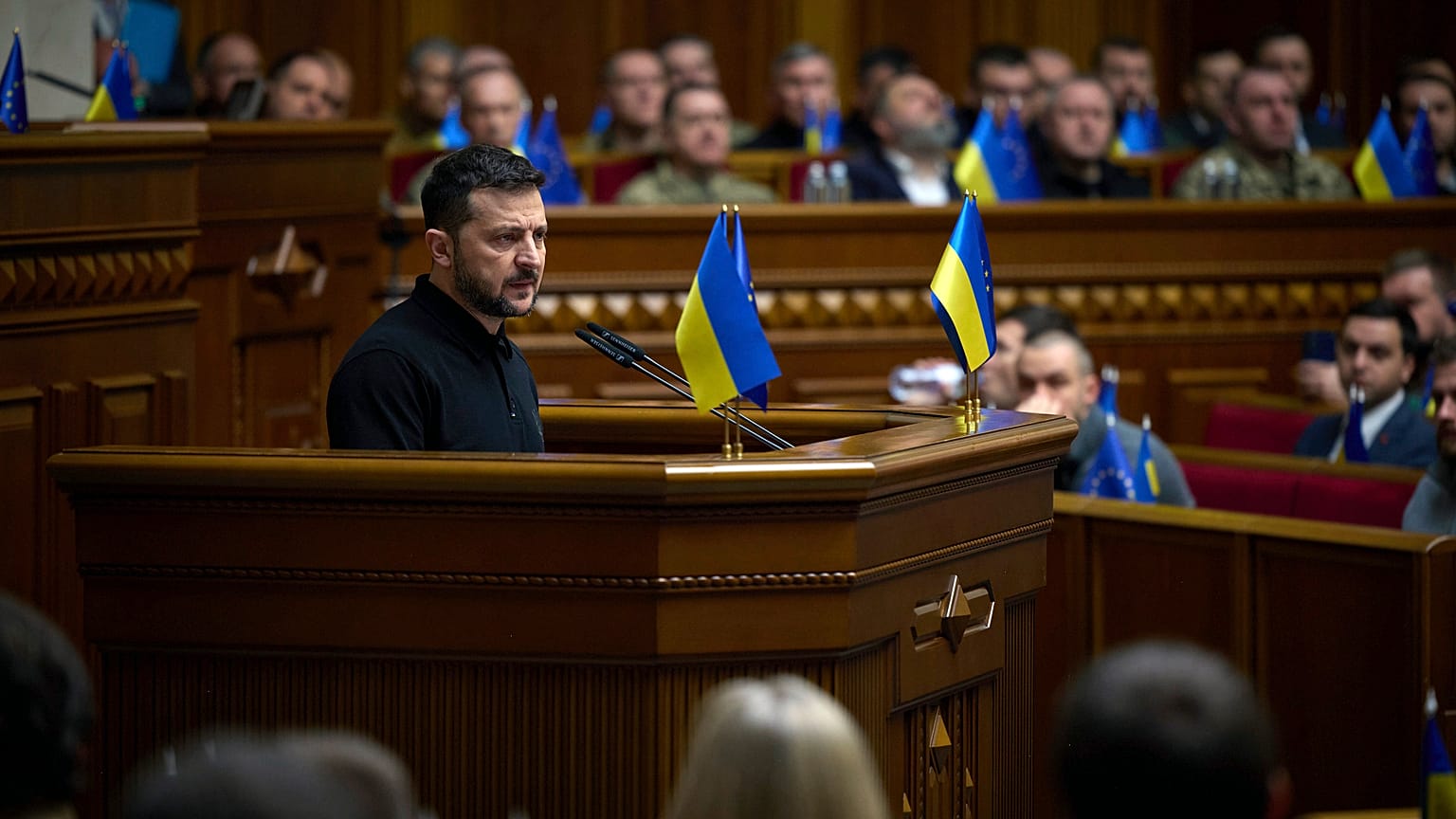 Zelenskyy apresenta "plano de vitória" aos deputados ucranianos após receção morna no Ocidente