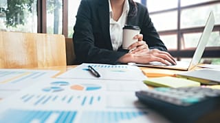 Una empresaria analiza datos de marketing de inversiones