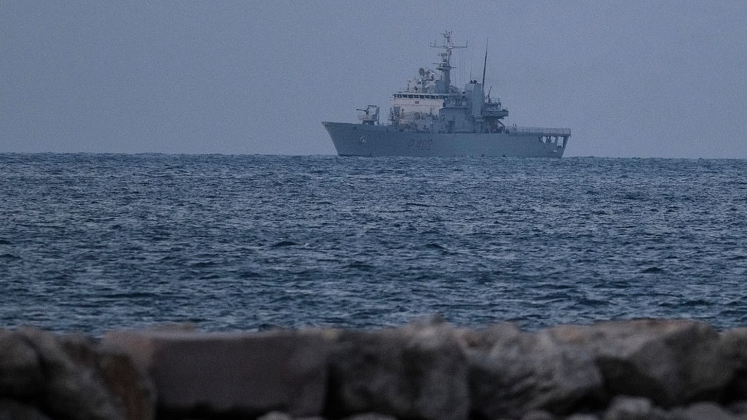 Navio da Marinha italiana com 16 migrantes a bordo chega ao porto de Shengjin, na Albânia