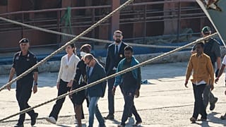 I 16 migranti a bordo della Libra sbarcano al porto di Shengjin, Albania