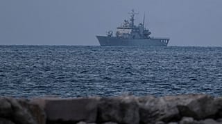 Az olasz haditengerészet hajója 16 migránssal a fedélzetén az albániai Shengjin kikötőjébe érkezik