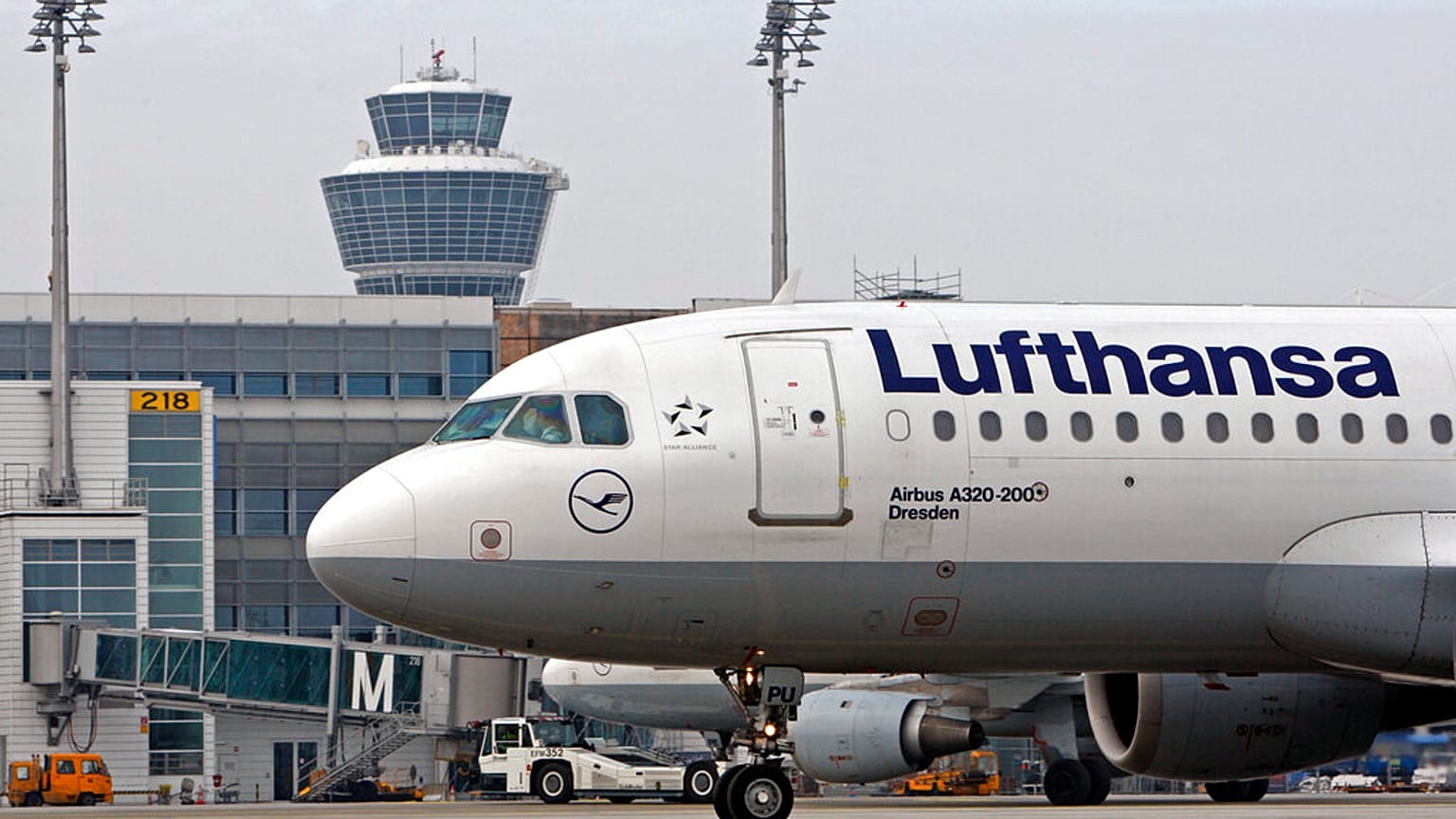 Un avion de la compagnie aérienne allemande Lufthansa se déplace sur le terrain de l'aéroport de Munich, dans le sud de l'Allemagne, le jeudi 29 janvier 2009.
