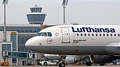 Ein Flugzeug der deutschen Fluggesellschaft Lufthansa bewegt sich auf dem Rollfeld des Flughafens in München, Süddeutschland, am Donnerstag, 29. Januar 2009.