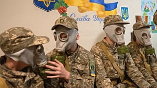 Cadetes ucranianos ensayan con máscaras antigás en un refugio antiaéreo en Kiev