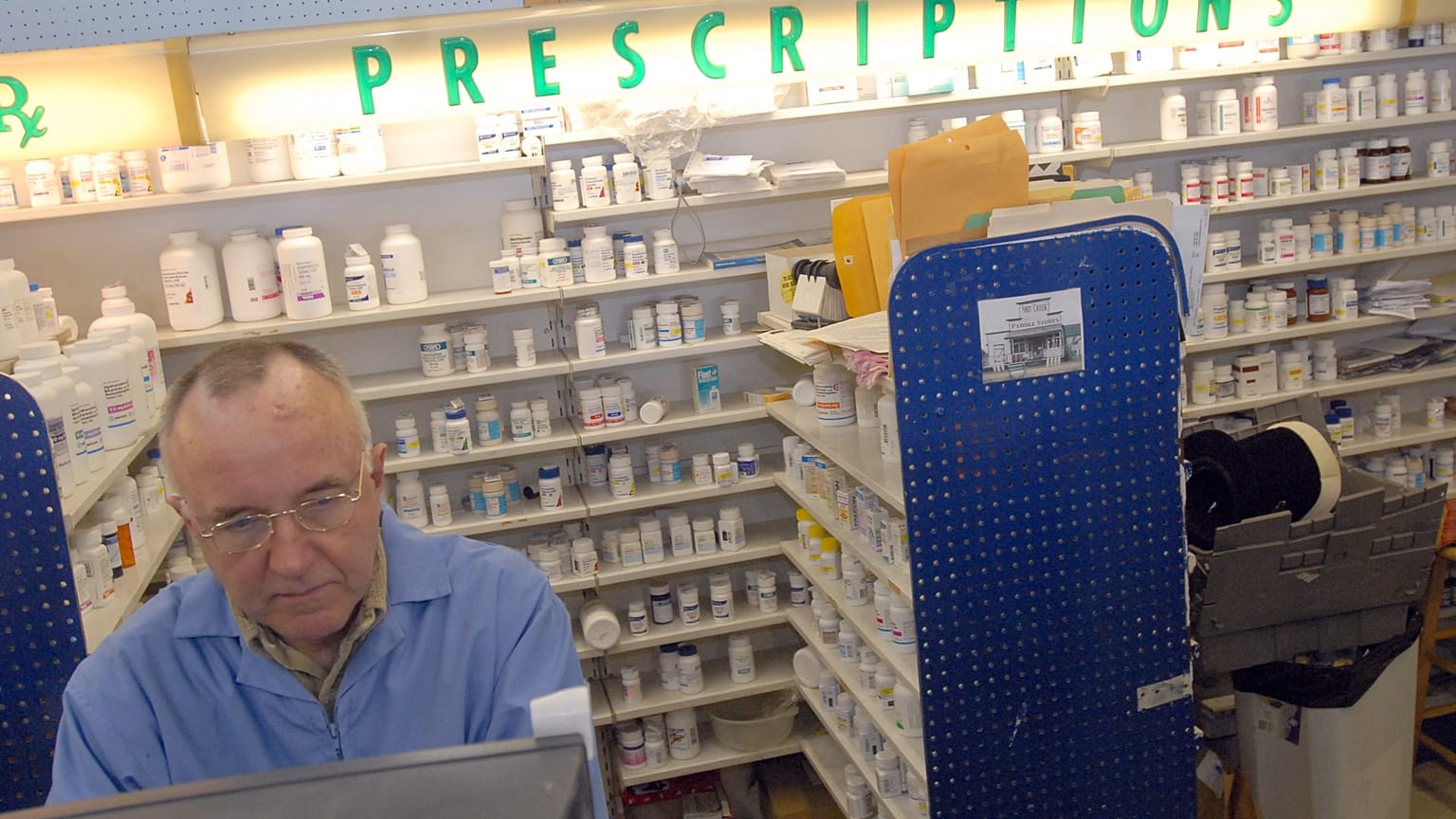 Os medicamentos sujeitos a receita médica reembolsados, que são cobertos pelos seguros de saúde nacionais, representam apenas uma parte das despesas globais de saúde.