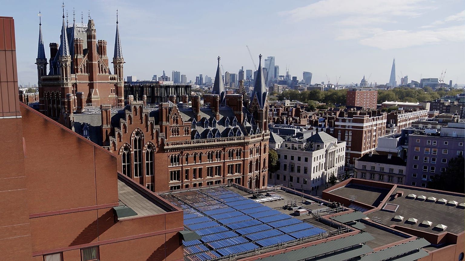 Paneles de energía solar en los tejados de un edificio de Londres