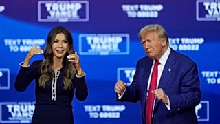 Donald Trump e il governatore del South Dakota Kristi Noem ballano sulle note della canzone "Y.M.C.A." durante una town hall della campagna elettorale presso il Greater Philadelphia Expo Center &amp; Fairgrounds