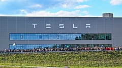 Protestocular, Almanya'nın Grunheide kentindeki Tesla fabrikasının önünde, 11 Mayıs 2024 