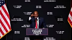 Mark Robinson Kuzey Carolina'da siyasi bir etkinlikte konuşuyor.