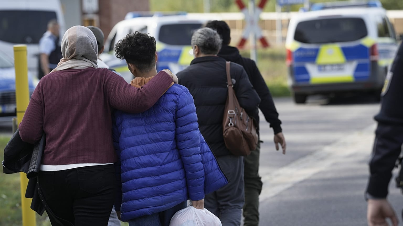 A német rendőrség által elfogott illegális menekültek Berlinnél