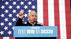 Demokratların başkan yardımcısı adayı Minnesota Valisi Tim Walz Green Bay'de düzenlenen bir mitingde konuşuyor, 14 Ekim 2024