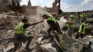 Rescatistas transportan cuerpos de personas en un lugar afectado por ataques aéreos israelíes en la aldea de Qana, en el sur del Líbano, el miércoles 16 de octubre de 2024.