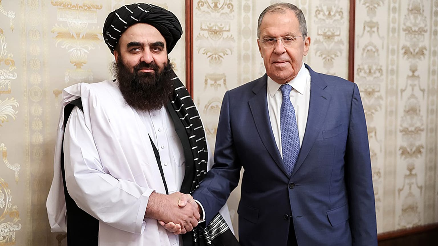 Szergej Lavrov orosz külügyminiszter és Amir Khan Muttaqi ügyvezető afganisztáni külügyminiszter Moszkvában