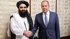 Szergej Lavrov orosz külügyminiszter és Amir Khan Muttaqi ügyvezető afganisztáni külügyminiszter Moszkvában
