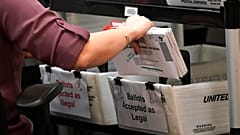 Ένας εκλογικός υπάλληλος ταξινομεί ψηφοδέλτια επιστολικής ψήφου στο εκλογικό τμήμα της κομητείας Μαϊάμι-Ντέιντ, Δευτέρα, 26 Οκτωβρίου 2020 στο Ντοράλ της Φλόριντα.