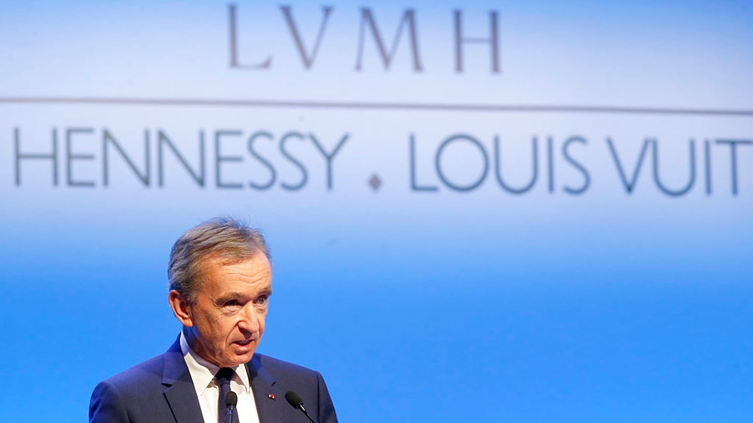 الرئيس التنفيذي لشركة LVMH برنار أرنو  خلال مؤتمر إعلامي في باريس، فرنسا، الخميس 25 يناير 2018